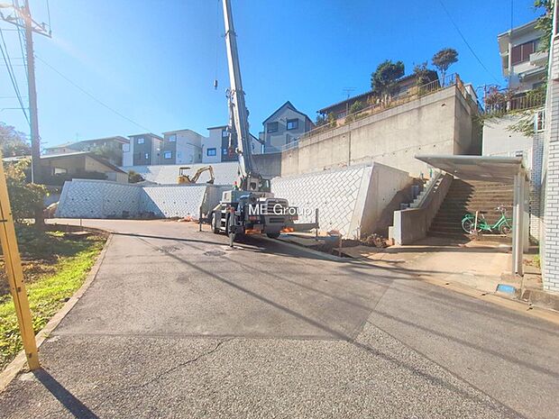 〜Exterior〜　前面道路：西 5m 公道　前面道路は閑静な住宅地をはしる車通りの少ない道路。駐車の出し入れもらくらくです！ご不明点・現地見学のご希望は、お気軽にお問い合わせください！