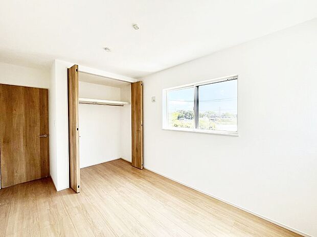 ◆4号棟◆~Bed Room~ 子供部屋はお子様にとって大変重な役割があります。子供一人で過ごす空間を与えることで、宿題や勉強時間も自然と増えまた自ら部屋の片付けや掃除なども促すことに繋がります。