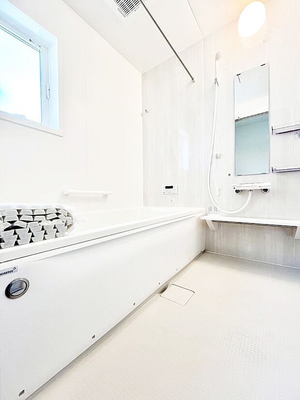 ◆4号棟◆~Bath Room~ 窓付きのバスルームは、採光もあり明るく気持ちの良い空間です。窓があることで、換気環境も良好。ゆったり寛げるバスルームで、毎日のバスタイムが楽しみになりそうです。