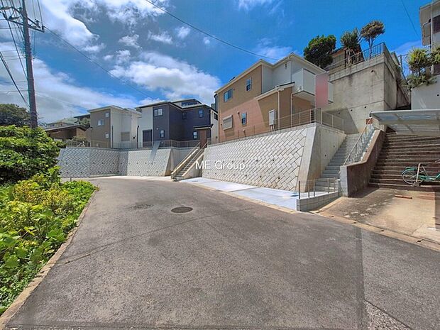 ~Exterior~ 前面道路:南東 6m 公道 前面道路は閑静な住宅地をはしる車通りの少ない道路。駐車の出し入れもらくらくです!ご不明点・現地見学のご希望は、お気軽にお問い合わせください!