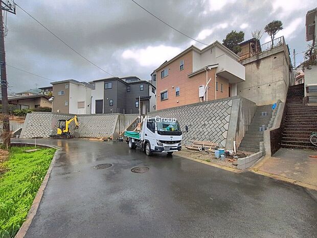 ~Exterior~ 前面道路:南東 6m 公道 前面道路は閑静な住宅地をはしる車通りの少ない道路。駐車の出し入れもらくらくです!ご不明点・現地見学のご希望は、お気軽にお問い合わせください!