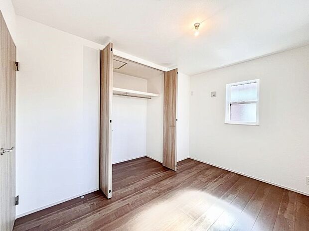 ◆3号棟◆~Bed Room~ 全居室には収納クローゼットを完備!普段使いのお洋服や小物はもちろん、季節物のお洋服などもしっかりと整理整頓おしまい頂けます。 居室空間を広く使用できますね。