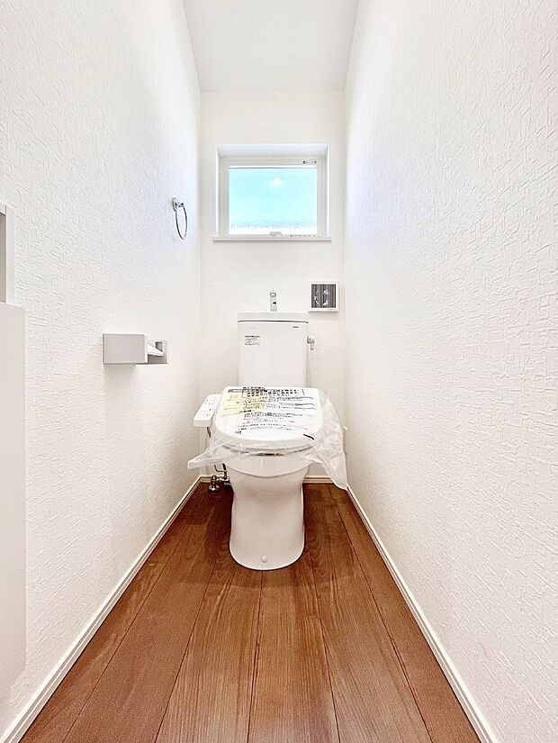 ◆3号棟◆~Toilet~ 綺麗・スッキリ・快適なウォシュレット付トイレでくつろげる空間です。採光もあり明るく、快適空間となっております♪毎日使う場所だからこその配慮です!