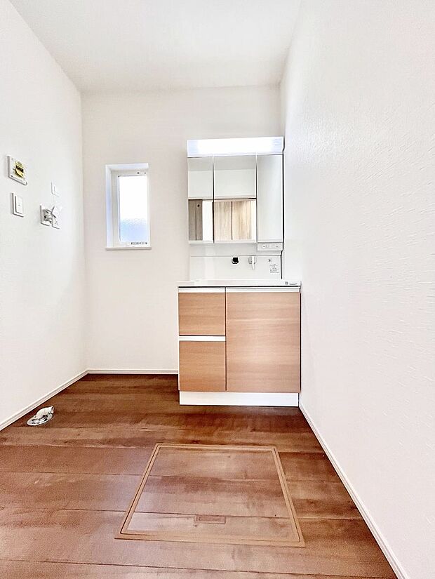 ◆3号棟◆~Dressing Room~ 暗くなりがちな洗面所も窓があると採光と換気が可能なので気持ちよくお使い頂けます。三面鏡タイプの洗面台は鏡裏収納で散らかりがちな洗面所もスッキリ♪