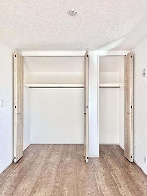 ◆3号棟◆~Closet~ 壁面クローゼットがあればタンスを置く必要がなく、出っ張りのないスッキリ空間を維持できます。限られたスペースを有効に活用できそう。衣類や趣味の品などたっぷり収納出来ますね♪
