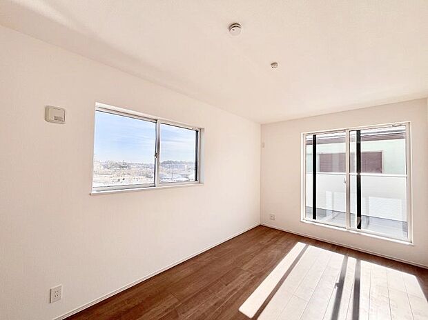 ◆3号棟◆~Bed Room~ 「今日も一日お疲れ様」とご夫婦でゆったりくつろげる寝室。毎日の家事やお仕事に疲れた日はフカフカのベットで癒されてください。テレビや本棚をおいても快適な広さが自慢♪