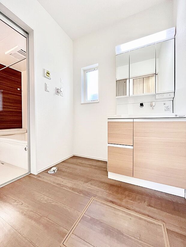 ◆3号棟◆~Dressing Room~ 十分な大きさの洗面台は収納もさる事ながら、身だしなみチェックや歯磨きなど、朝の慌ただしい時間でもホテルライクなスペースで余裕とゆとりを感じて頂けます。