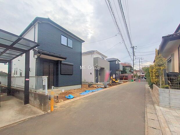 〜Exterior〜 前面道路:西 5m 公道 前面道路は閑静な住宅地をはしる車通りの少ない道路。駐車の出し入れもらくらくです!ご不明点・現地見学のご希望は、お気軽にお問い合わせください!