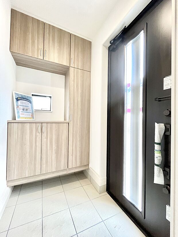 〜Entrance〜　家の中でお客様を迎える最初の場所である玄関は、家の印象そのものです！豊富な玄関収納で、常に綺麗に保つことが出来ます♪玄関にはたっぷり収納の下駄箱を完備！