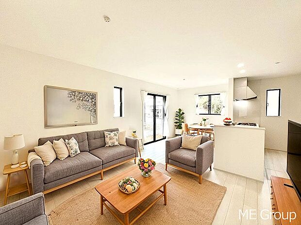 〜Living〜　家族の会話や笑顔が行き交うリビングです。子供が走ってる姿を見ながら、大きなソファやダイニングテーブルでゆったり食事をしたりくつろぎたい♪そんな夢が叶えられる空間です！※家具はCGです