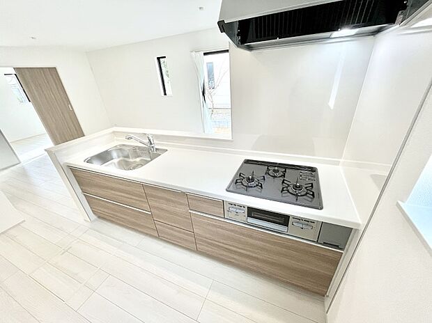 〜Kitchen〜  リビングが見渡せるカウンターキッチン。  料理をしながら家族とコミュニケーションをとれるだけでなく、大きな開放感も得ることができます。  お子様の成長も感じることができますね！