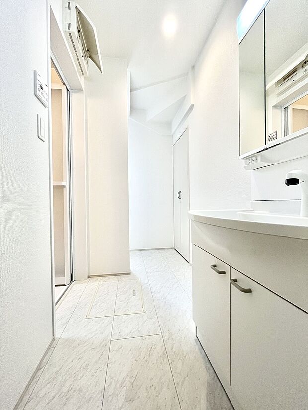 〜Dressing Room〜  清潔感溢れる色合いで統一されていると、スッキリと整った印象をうけます。  鏡の裏にはたっぷりと収納スペースを標準装備！  水廻りは、シンプルかつ機能性を重視して。