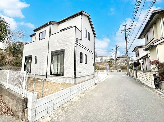 〜Exterior〜　前面道路：西 9.18m 公道、東 4.5m 公道　住宅地になっているので車量も少なく、静かな立地です。子育て環境も良好です♪♪周辺環境もあわせてご案内させて頂きます。  