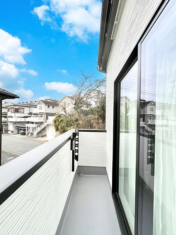 〜Balcony〜　南向きのバルコニーの前には雲以外に太陽を遮るものがありません。お洗濯物も乾きやすく、何より明るく気持ちのいい光が入ってきます。使いやすく開放的なバルコニーです♪