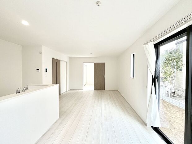 〜Living〜　飽きの来ないシンプルでおしゃれなLDK。大きな窓から日差しが差し込むので室内も明るく、家族の憩いの場としてピッタリです。開放感と日当たりの良さを是非ご覧ください！