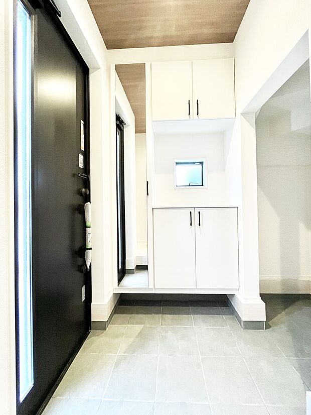 シューズインクローク付きの玄関。家族全員の靴や雨具などすっきり収納できます。