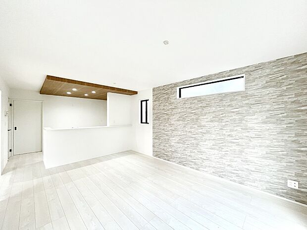 アクセントクロスがお洒落なリビング。家族でのんびりくつろげる広々スペース。