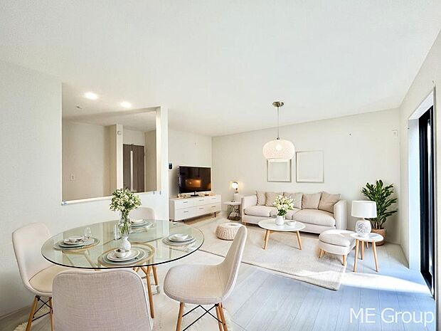 ~Living~ 家族の会話や笑顔が行き交うリビングです。子供が走ってる姿を見ながら、大きなソファやダイニングテーブルでゆったり食事をしたりくつろぎたい♪そんな夢が叶えられる空間です!※家具はCGです