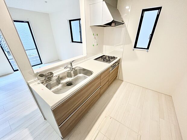 ~Kitchen~ 自然光が入る窓のあるキッチン☆毎日使う場所だからこそ、使い勝手を考慮しました。ゆったりとしたキッチンコーナーは質感豊かな仕上がりとなっております。