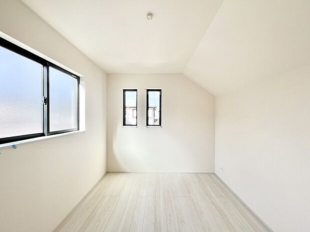 ~Bed Room~ 部屋数が多いのが戸建てのメリットです。ご家族が増えたことで手狭に感じていた住まいも戸建てでは各居室プライバシーを保つことができます。住まいにゆとりが生まれ心もリラックスできます♪