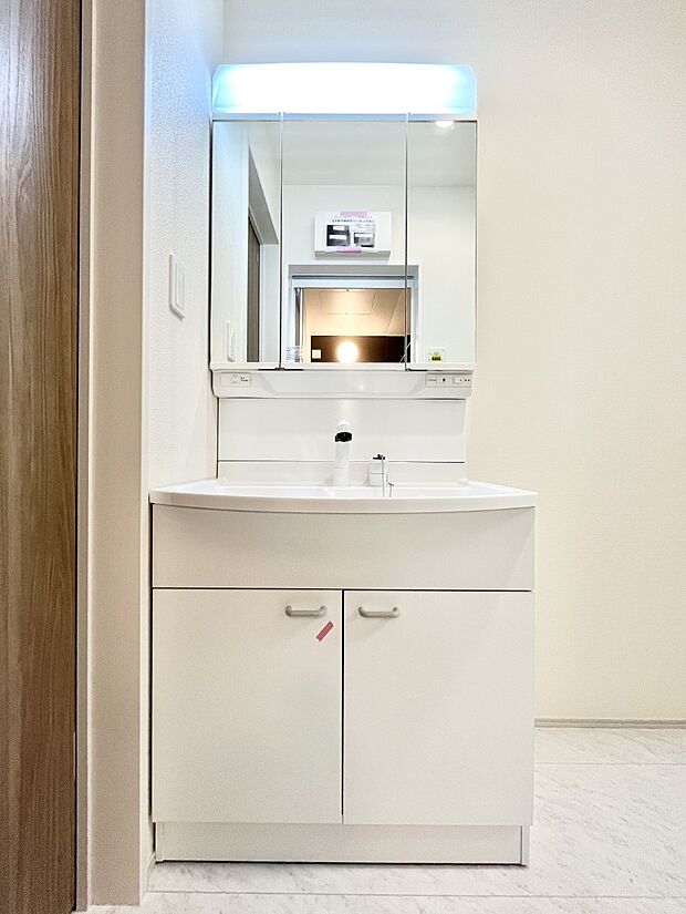 ~Dressing Room~ 清潔感溢れる色合いで統一されていると、スッキリと整った印象をうけます。 鏡の裏にはたっぷりと収納スペースを標準装備! 水廻りは、シンプルかつ機能性を重視して。