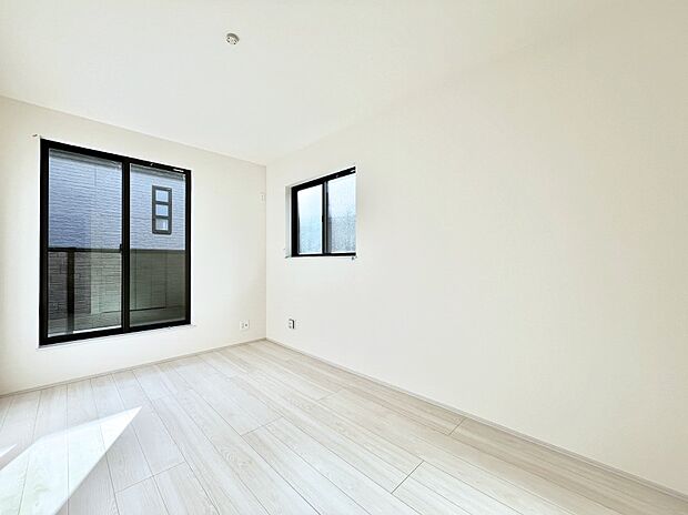 ~Bed Room~ 2面採光を確保した明るい室内は、風通しも良く、大変居心地の良い空間となっております。爽やかな風を感じて起きる朝は、快適生活の始まりに!日当たりや通風がとても良い住まい♪