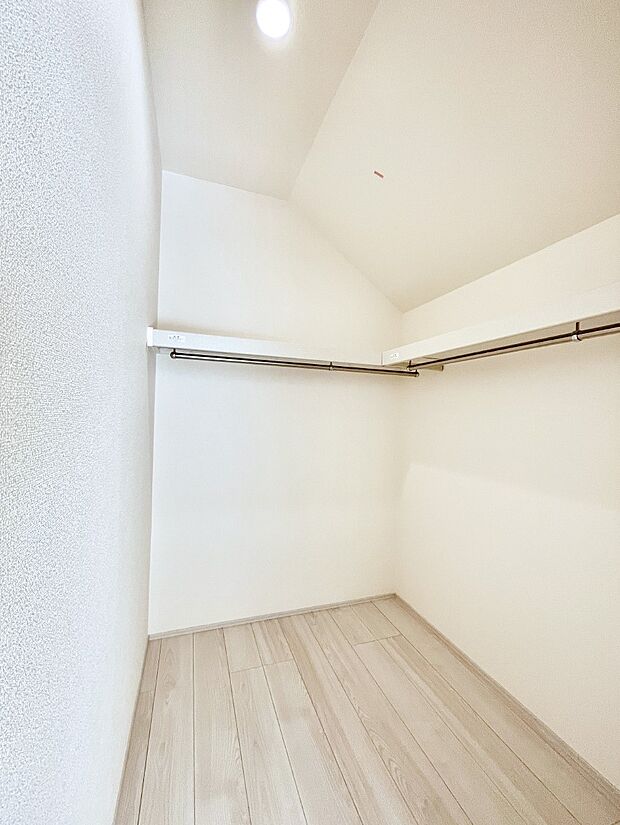 ~Walk-in Closet~ 必要なものやコーディネートを一覧して確認でき、身支度や準備が短時間で済むウォークインクローゼットを設置しました。家の中をすっきりとさせる便利な収納スペースです。