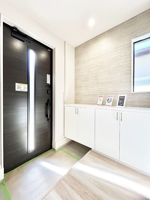 下駄箱はご家族の写真や季節のインテリアで飾り棚として演出できます