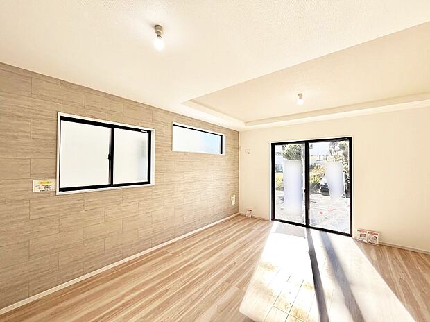 大きな窓からたっぷりの陽光と風を感じられるリビング