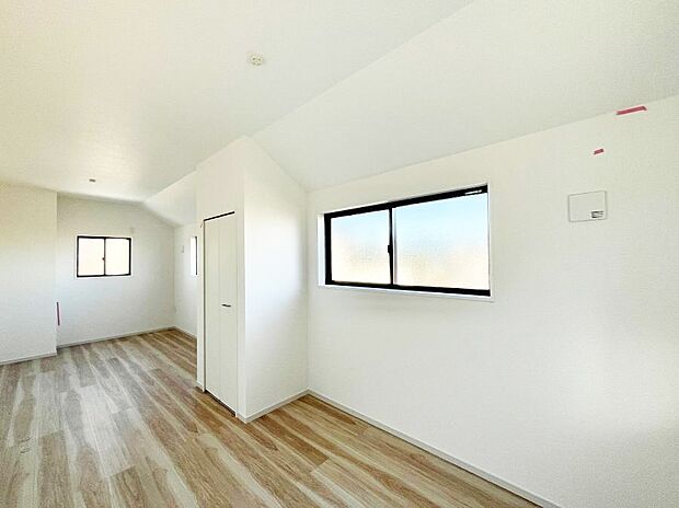 窓からのやさしい光が心地よいプライベートルーム