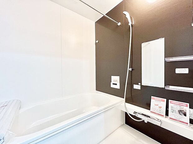 一日の疲れを癒してくれる明るい清潔感のあるバスルーム