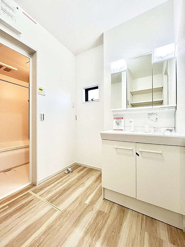 清潔感ある洗面化粧室で朝の身支度も快適