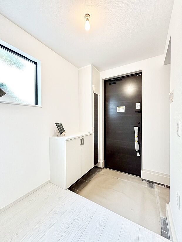 ~Entrance~ 下駄箱ミラー付なので、お出かけ前の身だしなみチェックに◎♪玄関はお客様をお出迎えする一番最初の場所、帰ってくる時に入る最初の場所。そんな場所だからこそ、より良い空間に…♪