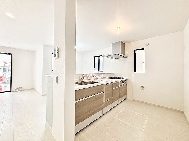 ~Kitchen~ 自然光が入る窓のあるキッチン☆毎日使う場所だからこそ、使い勝手を考慮しました。ゆったりとしたキッチンコーナーは質感豊かな仕上がりとなっております。