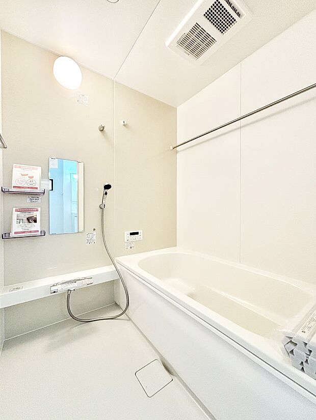 ~Bath Room~ ゆったりと足を伸ばして入浴することが可能!一日の疲れを癒す貴重なバスタイムです。お子様とご一緒でも十分な広さなので、リビングとは違った家族団欒のひと時をお楽しみいただけます。