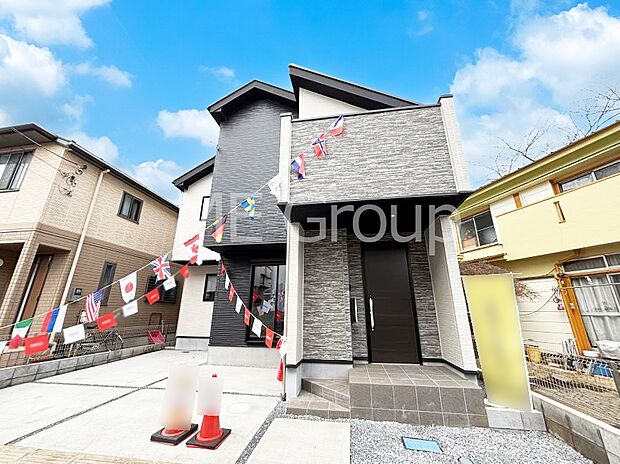 ~Exterior~ 低層の一戸建てを中心とした街並みが整然と続き、周辺は高い建物が建っていないので、緑の多い閑静な趣を感じる環境です。街並みや周辺環境も大変重要なポイントになります。