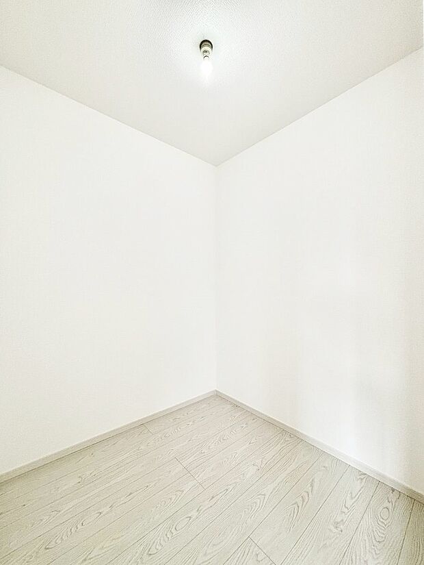 ~Walk-in Closet~ 必要なものやコーディネートを一覧して確認でき、身支度や準備が短時間で済むウォークインクローゼットを設置しました。家の中をすっきりとさせる便利な収納スペースです。