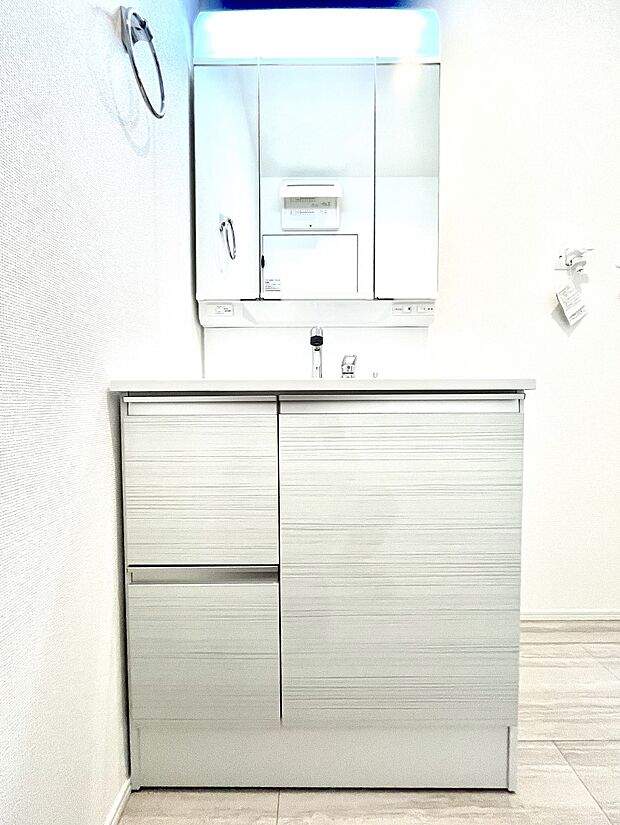 大きく見やすい三面鏡で清潔感ある洗面台は、身だしなみチェックや肌のお手入れにおすすめです。