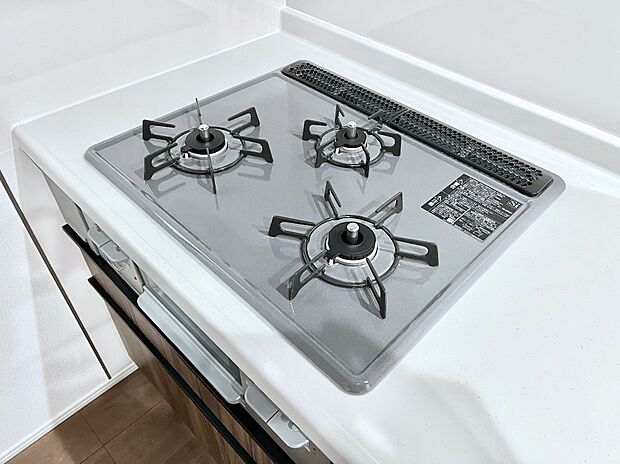 ガスコンロはSiセンサー搭載。火力調節や焦げ付き・消し忘れも防いでくれます。