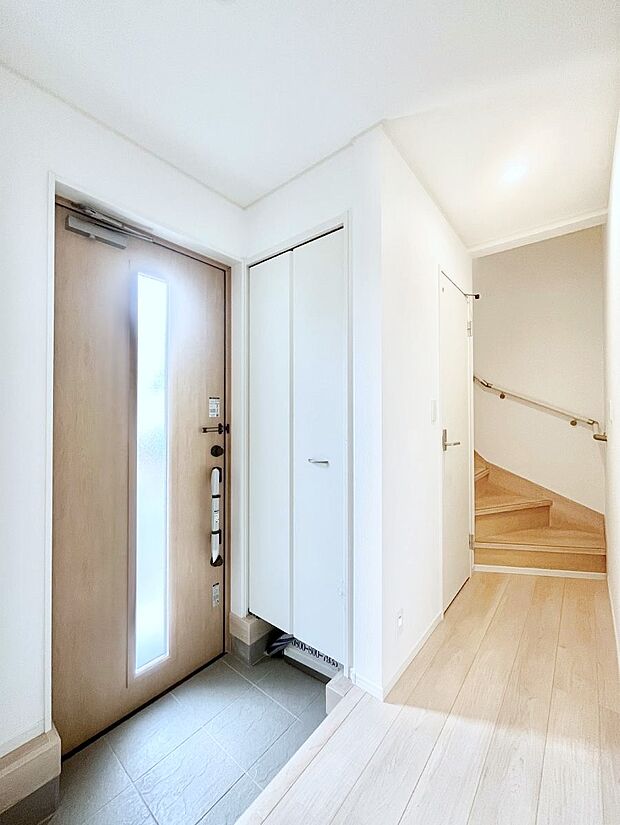 ◆1号棟◆〜Entrance〜　玄関は家の顔といわれますが我が家のセンスをさりげなく感じさせる魅力ある玄関造りも楽しみの一つ。帰宅する度に家族がほっとできる心地よい空間造りも大切ですね♪