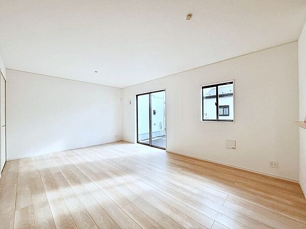 ◆1号棟◆〜Living〜　飽きの来ないシンプルでおしゃれなLDK。大きな窓から日差しが差し込むので室内も明るく、家族の憩いの場としてピッタリです。開放感と日当たりの良さを是非ご覧ください！