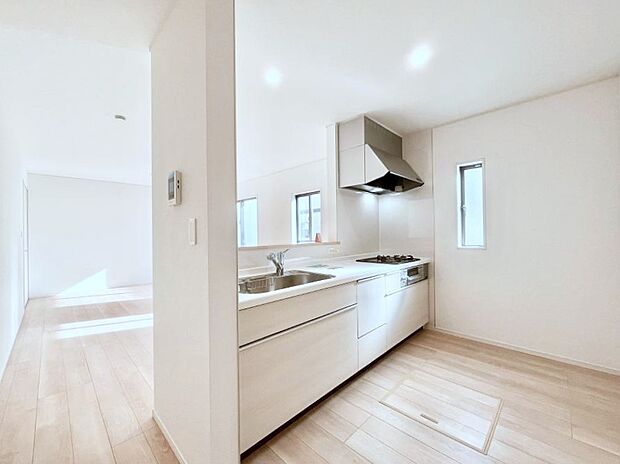 ◆1号棟◆〜Kitchen〜　自然光が入る窓のあるキッチン☆毎日使う場所だからこそ、使い勝手を考慮しました。ゆったりとしたキッチンコーナーは質感豊かな仕上がりとなっております。