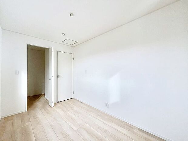 ◆1号棟◆〜Bed Room〜  全居室には収納クローゼットを完備！普段使いのお洋服や小物はもちろん、季節物のお洋服などもしっかりと整理整頓おしまい頂けます。  居室空間を広く使用できますね。