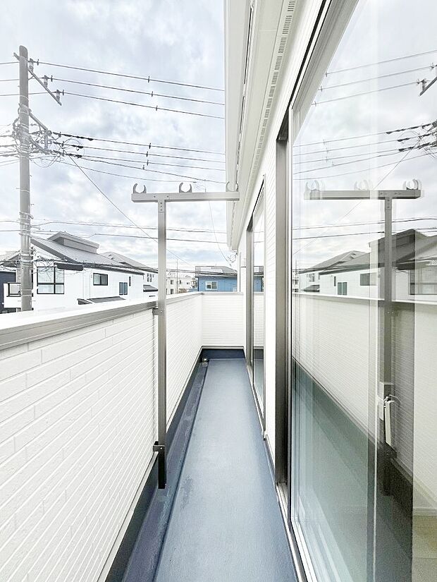 ◆1号棟◆〜Balcony〜 南向きのバルコニーの前には雲以外に太陽を遮るものがありません。お洗濯物も乾きやすく、何より明るく気持ちのいい光が入ってきます。使いやすく開放的なバルコニーです♪