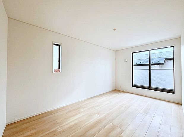 ◆1号棟◆〜Bed Room〜  「今日も一日お疲れ様」とご夫婦でゆったりくつろげる寝室。  毎日の家事やお仕事に疲れた日はフカフカのベットで癒されてください。本棚をおいても快適な広さが自慢♪