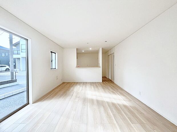 ◆1号棟◆〜Living〜 豊かな陽光がこの場所を照らしだす。光溢れるこの空間はみんなの笑顔が集う場所、時を忘れ、つきることのないたわいもない会話を楽しむ時間、たくさんの思いが綴られる場所。