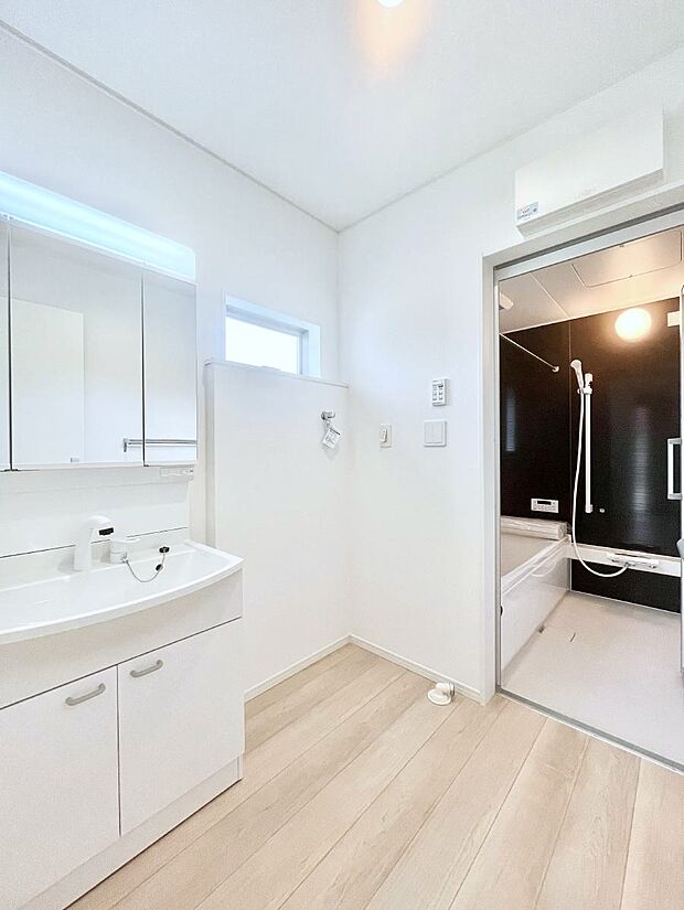 ◆1号棟◆〜Dressing Room〜　明るく清潔感溢れるパウダールーム。毎日使う場所だからこそ、快適な空間となっております。シャンプードレッサーを採用しておりますので、朝シャンも手軽に出来ます。