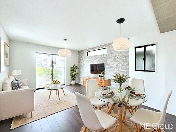 ご家族の賑やかな話し声で包まれる明るいリビング  ※家具はCGです