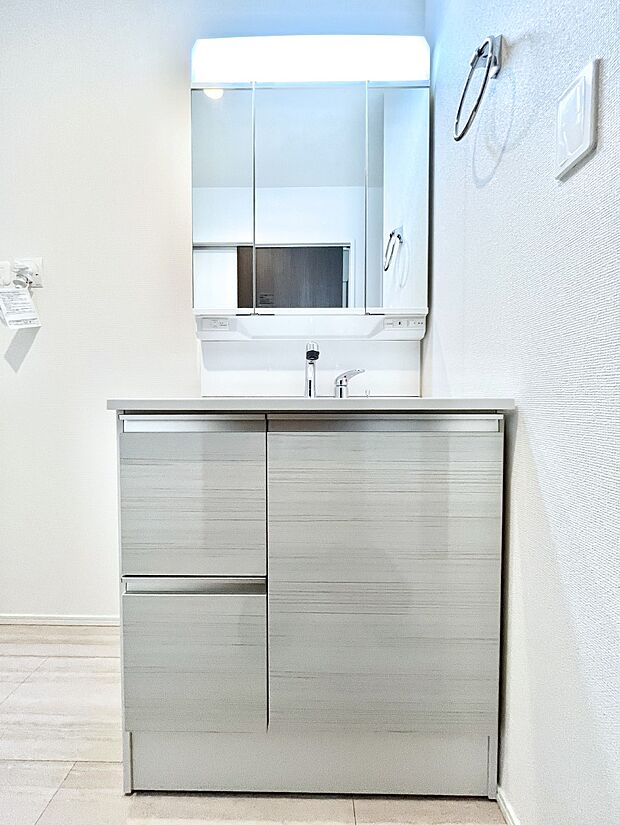 大きく見やすい三面鏡で清潔感ある洗面台は、身だしなみチェックや肌のお手入れにおすすめです。