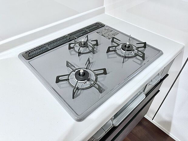 ガスコンロはSiセンサー搭載。火力調節や焦げ付き・消し忘れも防いでくれます。